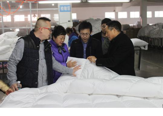 中國羽絨工業(yè)協(xié)會姚小蔓理事長、京東商城服飾家居事業(yè)部周總一行到鴻潤考察指導