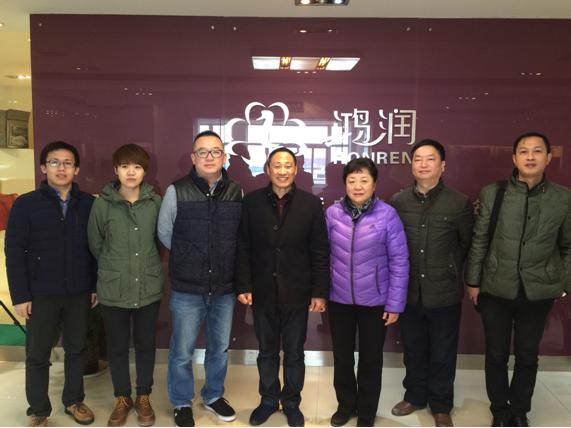 中國羽絨工業(yè)協(xié)會姚小蔓理事長、京東商城服飾家居事業(yè)部周總一行到鴻潤考察指導